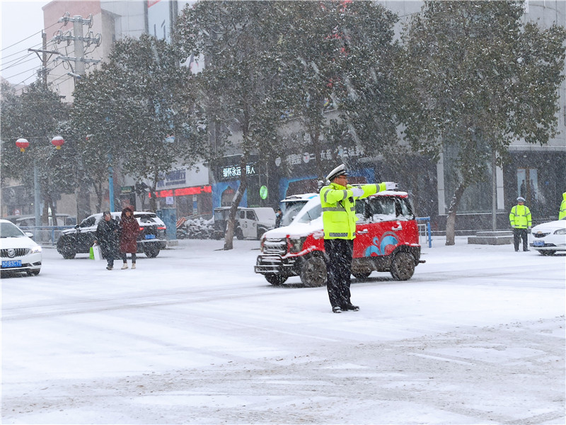 平頂山汝州：以“雪”為令 雪中有“警”_fororder_微信圖片_202402031110074