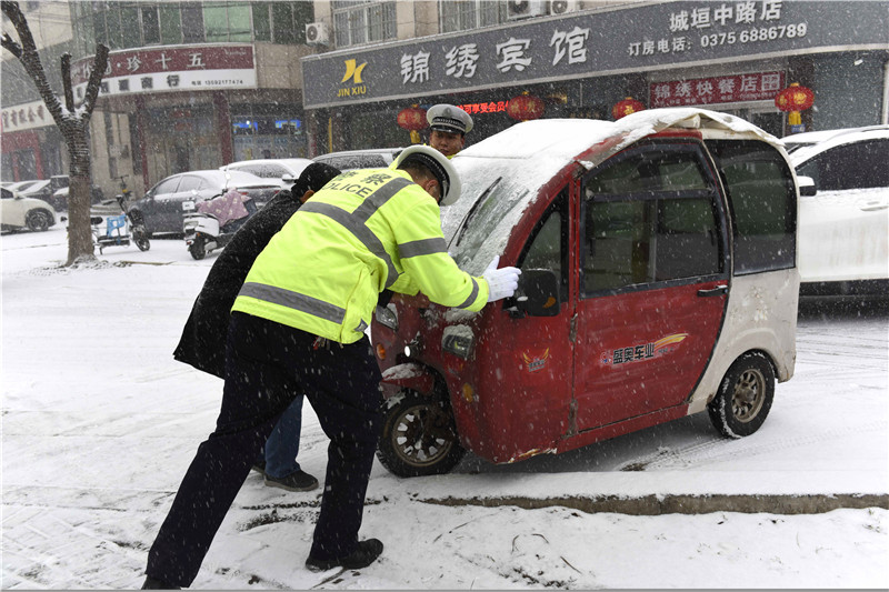 平顶山汝州：以“雪”为令 雪中有“警”_fororder_微信图片_20240203111007