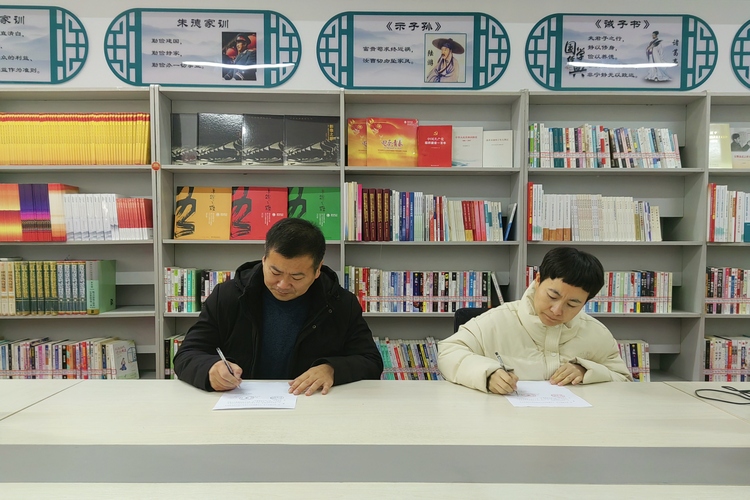 河北定兴：“送书入企”打造“城市书房”_fororder_001