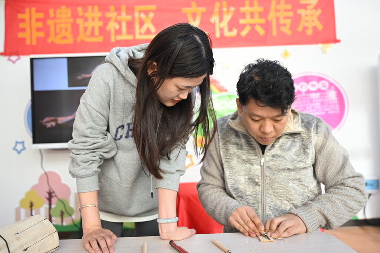 石家庄市新华区：非遗木雕进社区 传统文化润民心_fororder_微信图片_20240104163716