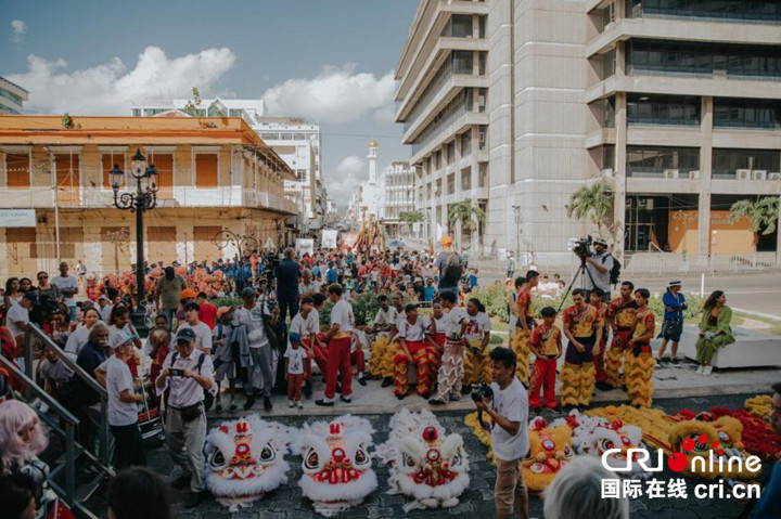 （龙腾中国年）毛里求斯2024年“欢乐春节”花车巡游隆重举办_fororder_4