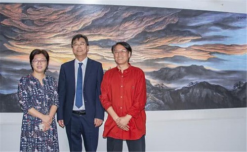 张家港市委常委,宣传部长杨芳(左),艺术家王焕波(中),苏华美术馆