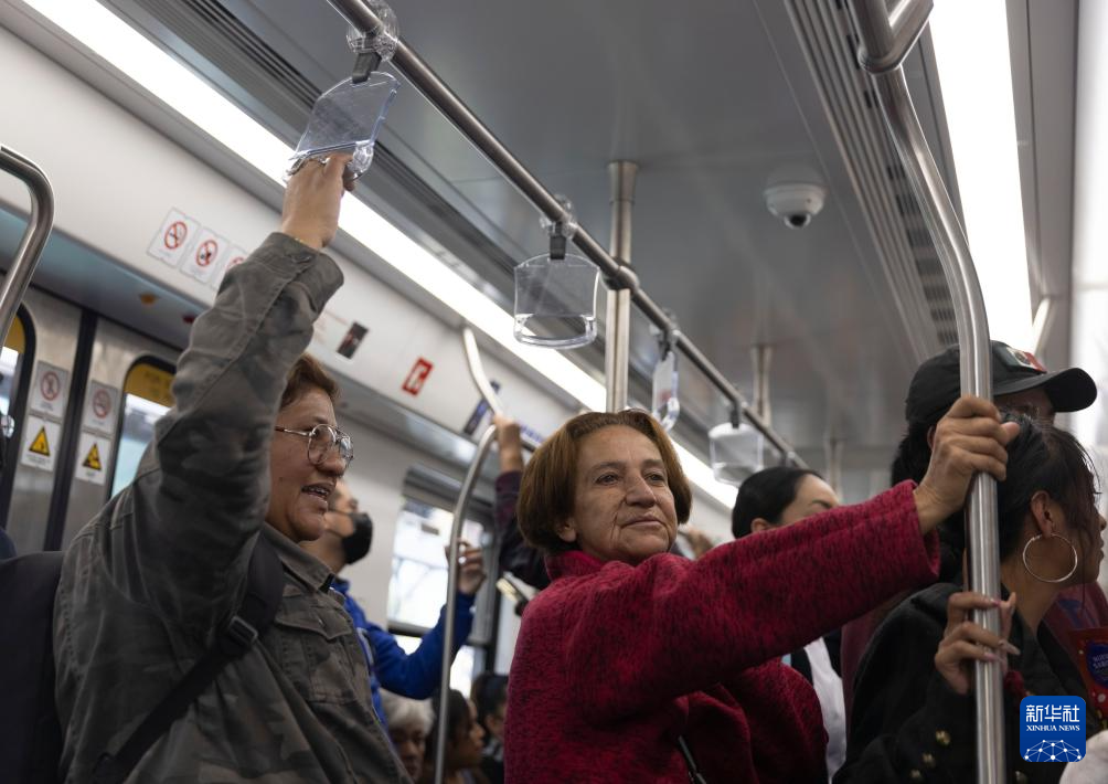 中国造轻轨列车在墨西哥城首开运营_fororder_20240104a99658bdb03d414b947c38efde5f78d5_202401041bc128d64c9e45afaf6073a55f48cf97