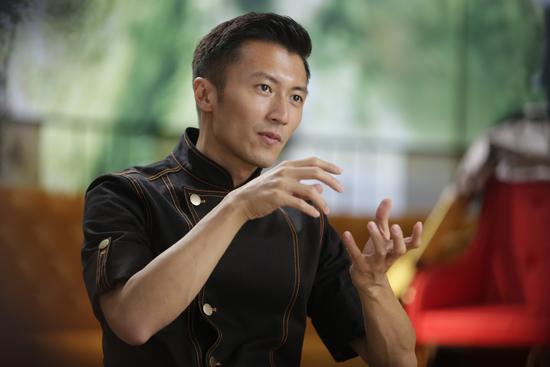 与众多功夫同行一起接受谢霆锋的美食款待,酒过三巡,他怀揣着对武侠