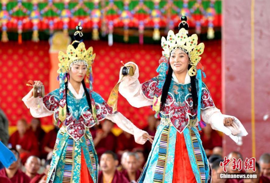 西藏藏戏国庆吸引众多游客 已有600多年历史