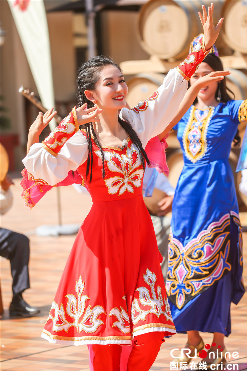 《我们来了》民族服饰风情多 刘嘉玲谢娜如异域美人