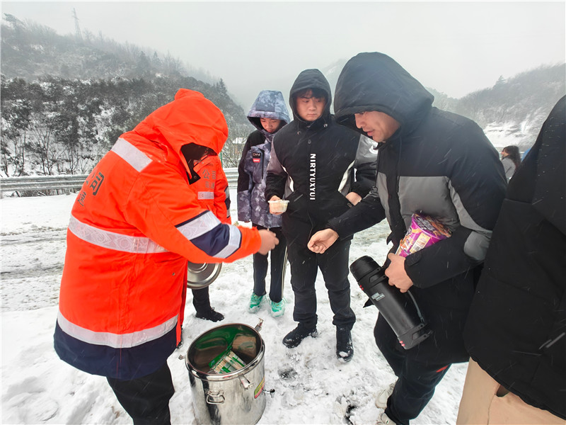 信陽新縣：眾志成城戰風雪 全力以赴保平安_fororder_發放愛心物資