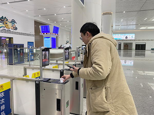 新春走基层｜天府机场站“90后”站长杨建辉：用心守护春运平安 助力旅客畅享旅程_fororder_旅客正在刷身份证通过闸机