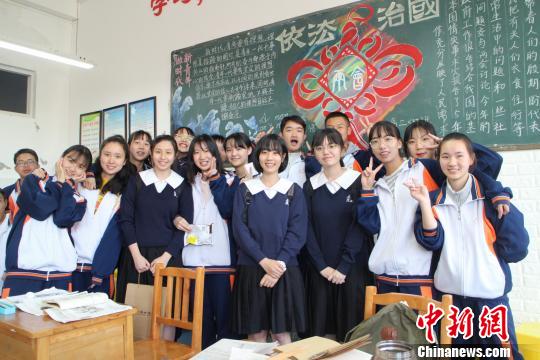 台湾女中师生访黔体验“多彩贵州”风：教育为两岸架友谊桥梁