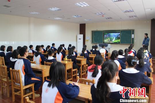 台湾女中师生访黔体验“多彩贵州”风：教育为两岸架友谊桥梁