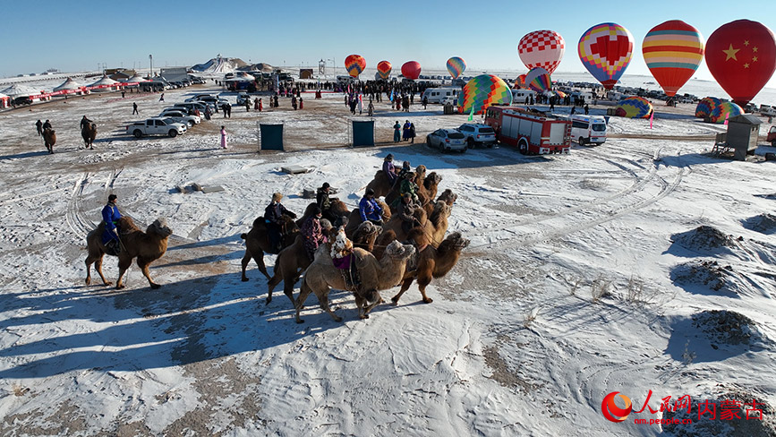 内蒙古二连浩特：骏马飞驰中国“正北门”_fororder_LOCAL1704545587616B3ILIXXQ9E
