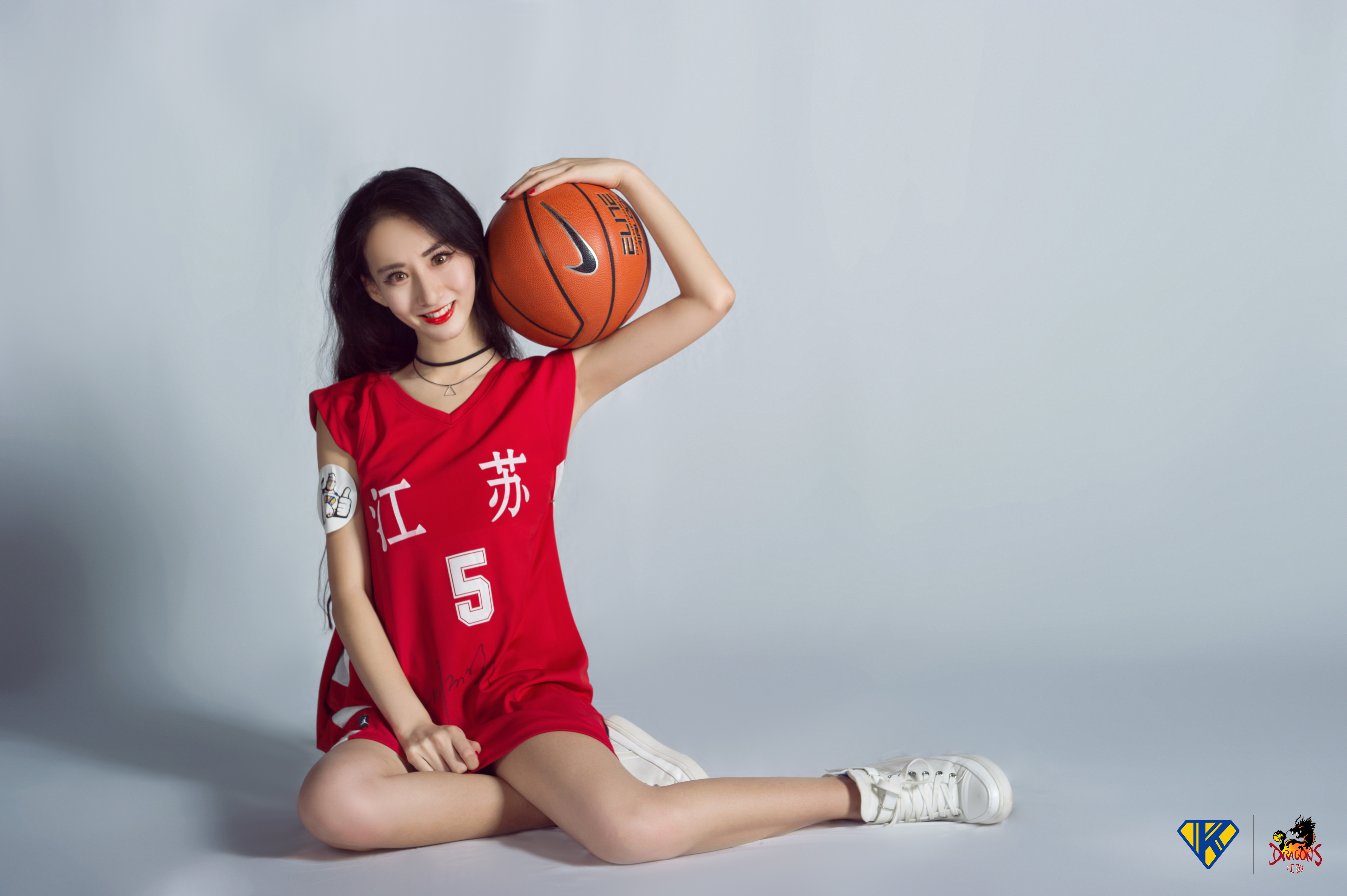 够花!美女披胡雪峰球衣 宣布36岁老兵不退役