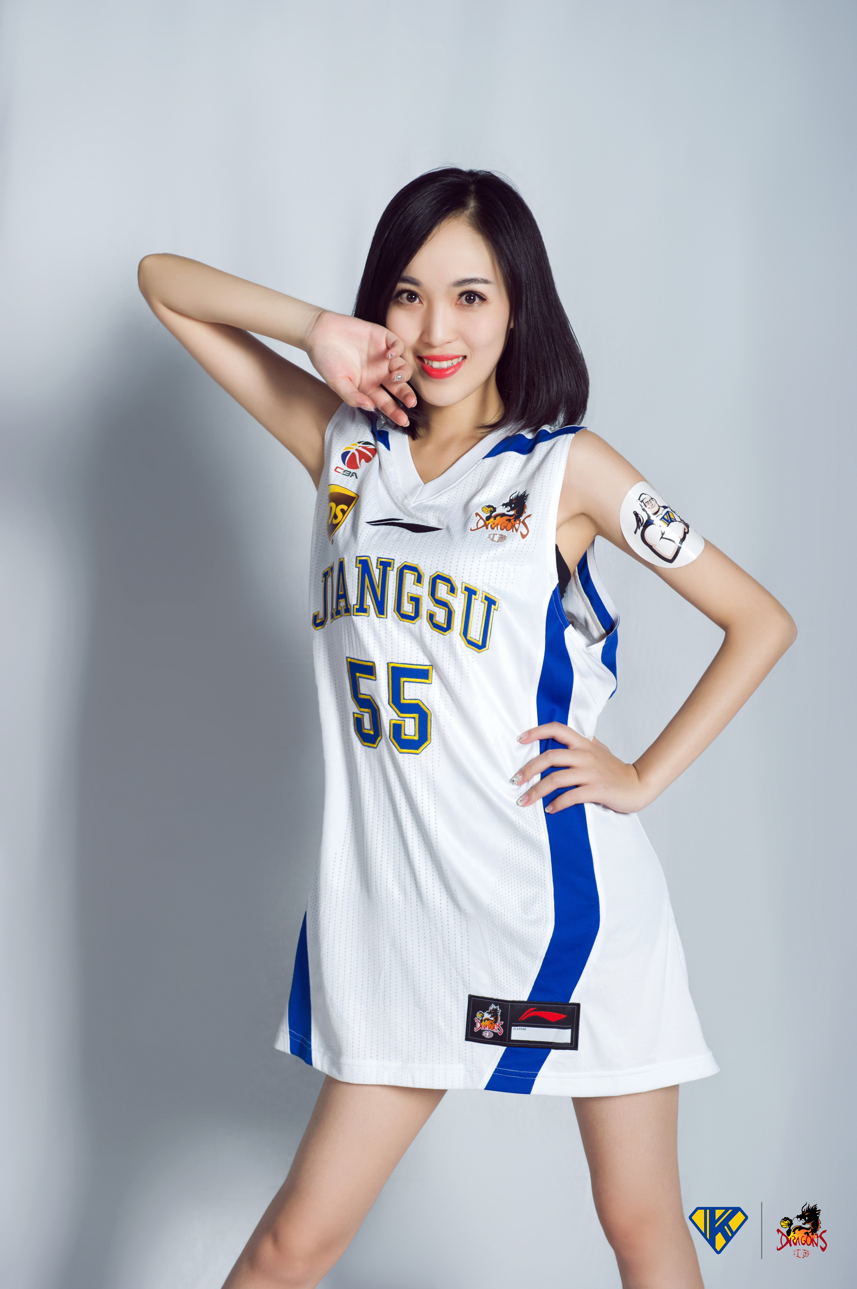 够花!美女披胡雪峰球衣 宣布36岁老兵不退役