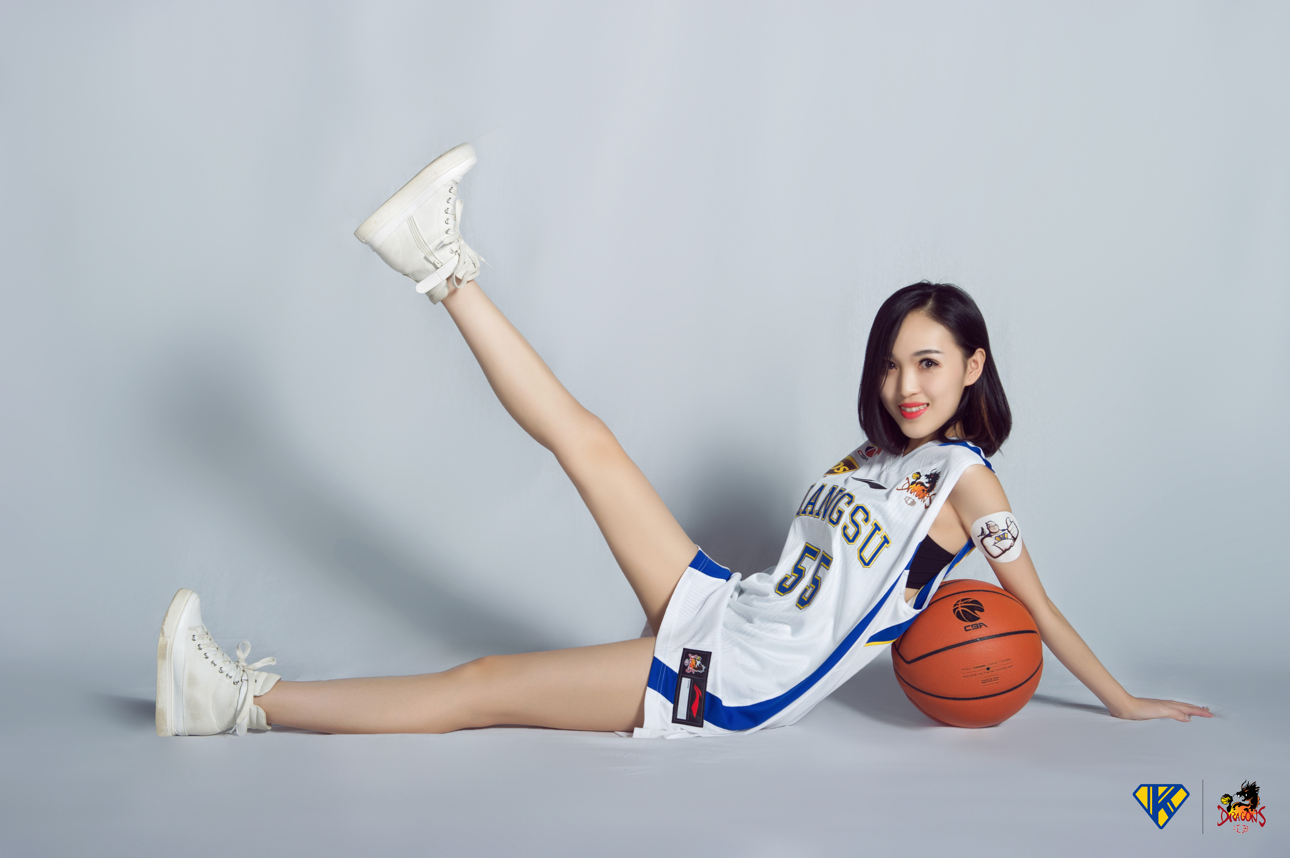 够花!美女披胡雪峰球衣 宣布36岁老兵不退役