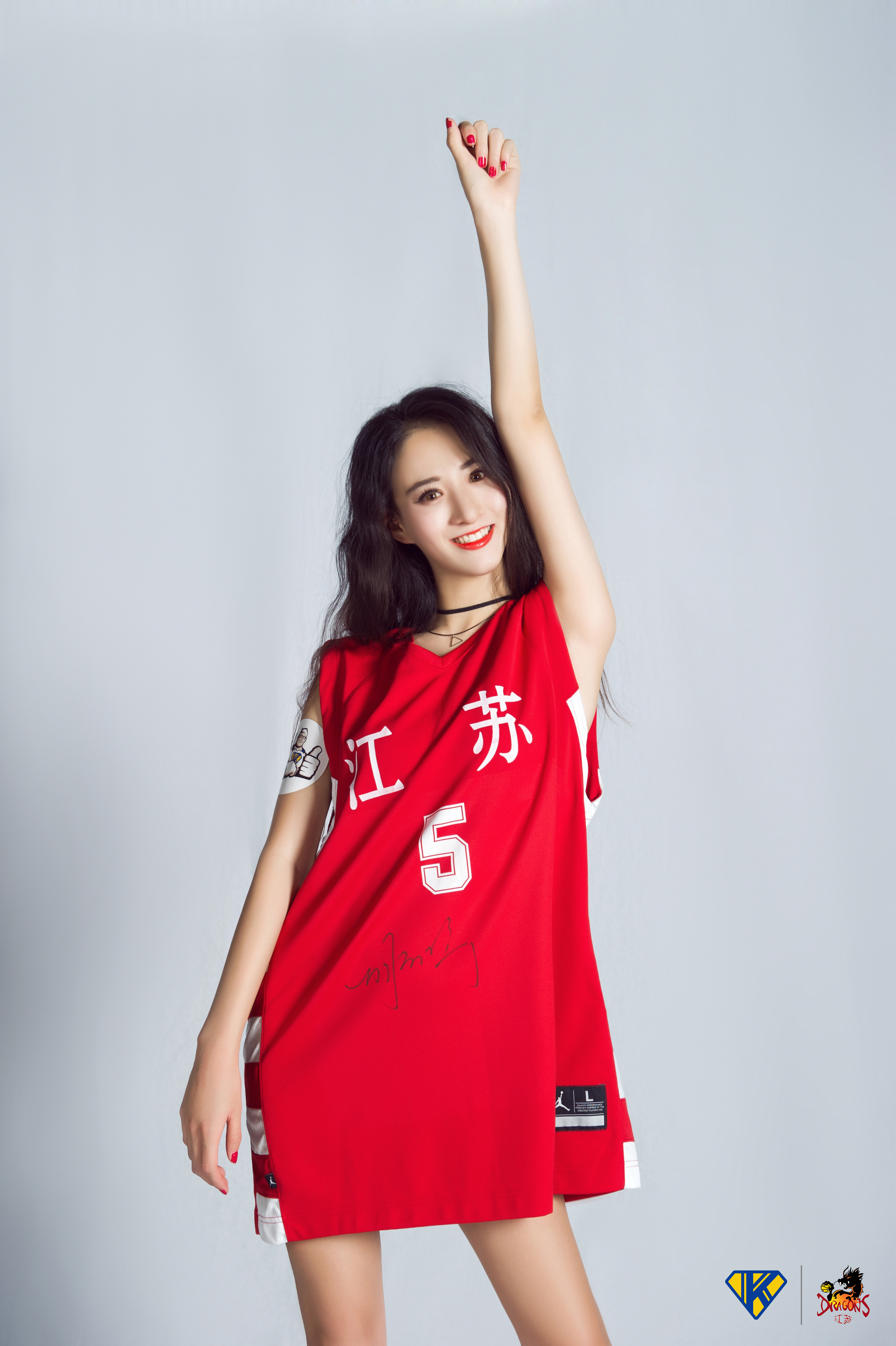 够花!美女披胡雪峰球衣 宣布36岁老兵不退役