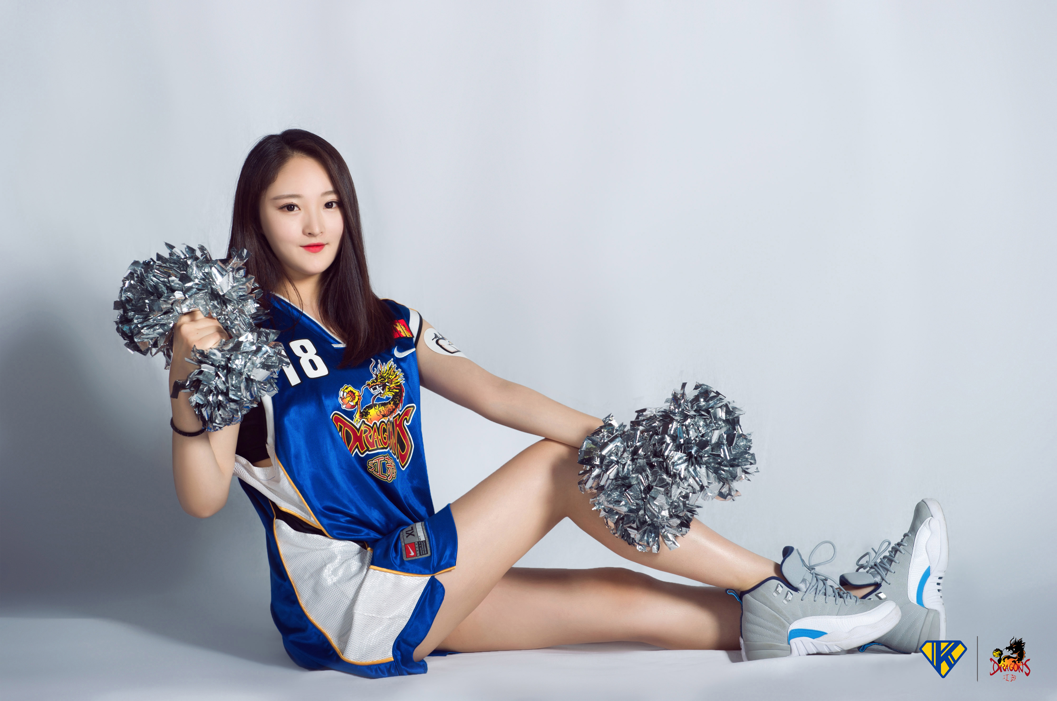 够花!美女披胡雪峰球衣 宣布36岁老兵不退役