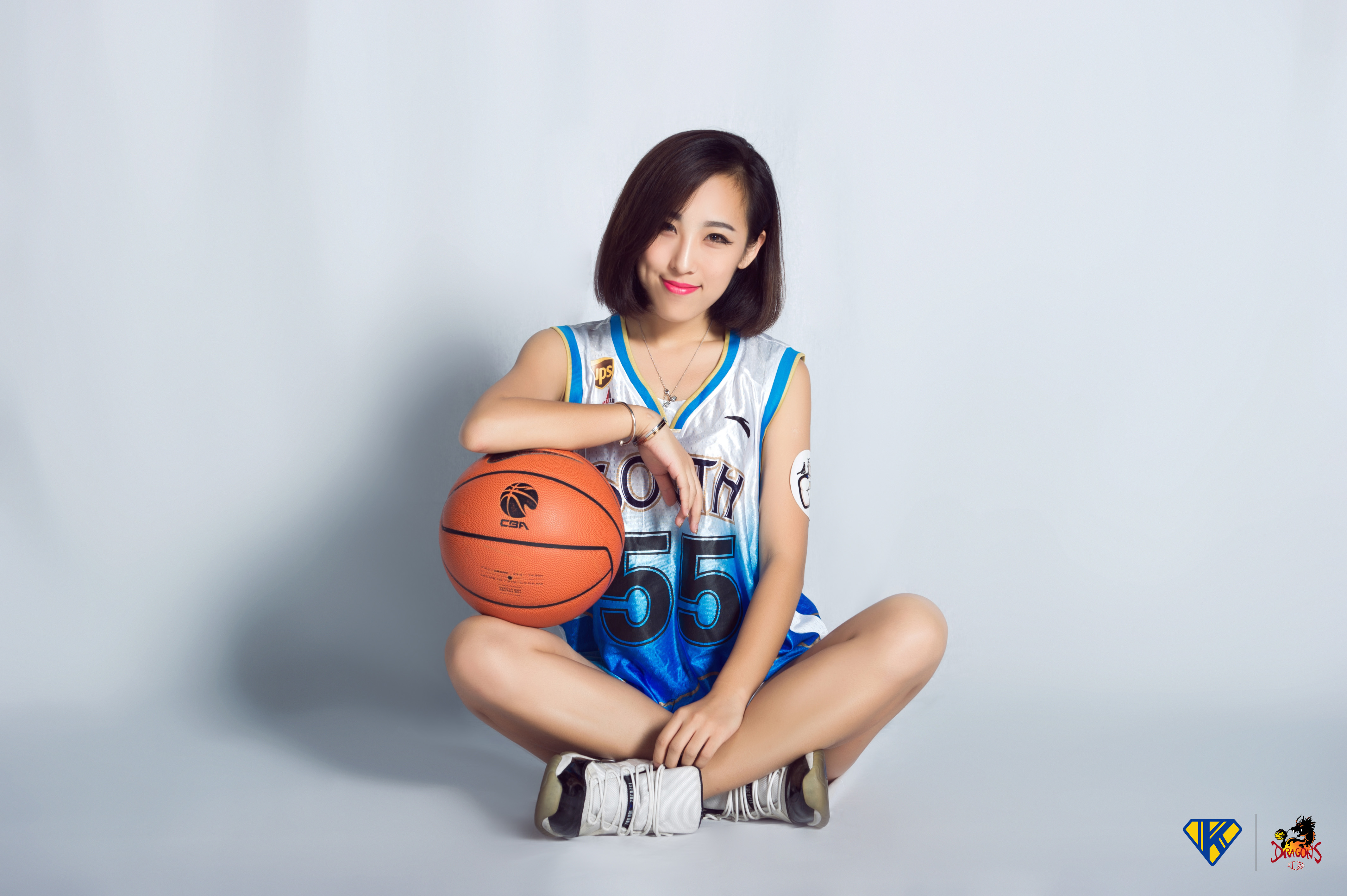 够花!美女披胡雪峰球衣 宣布36岁老兵不退役