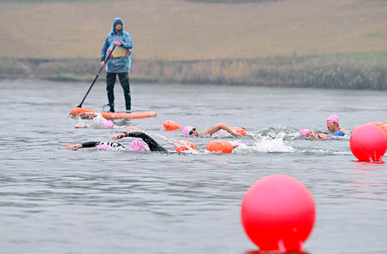 重庆·垫江冬泳公开赛举行 600余名冬泳健儿逐浪三合湖畔_fororder_微信图片_20240108114150