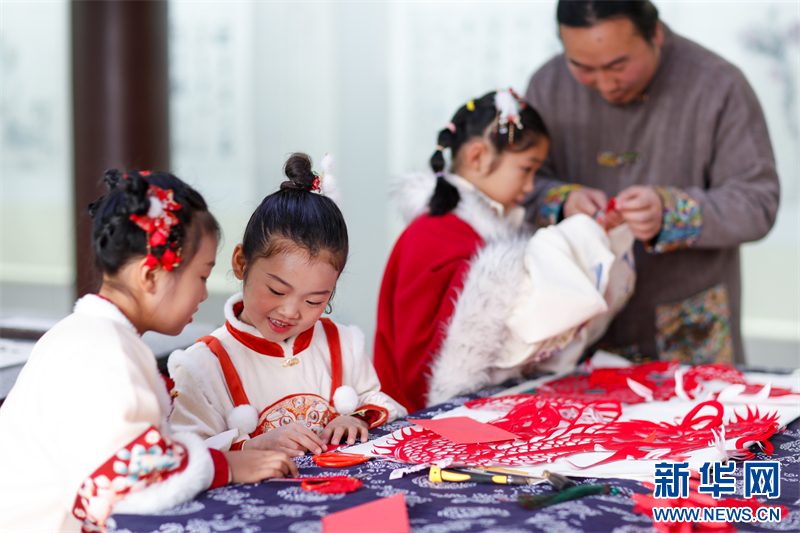 江苏兴化：非遗剪纸迎新年