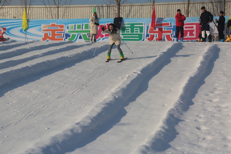 河北定兴：冰雪运动“热”起来_fororder_003.JPG