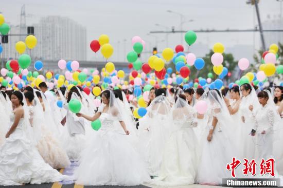 908位“新娘”齐聚苏州 打破吉尼斯世界纪录