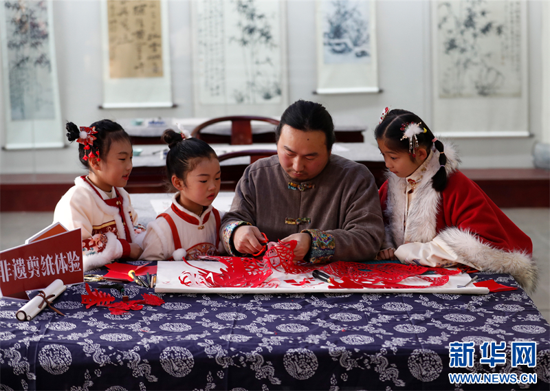 江蘇興化：非遺剪紙迎新年