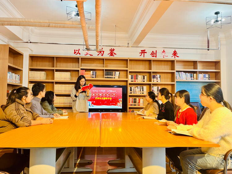 图片默认标题_fororder_图为涞水县图书馆大学生主题读书会现场。（徐梓钰 摄）