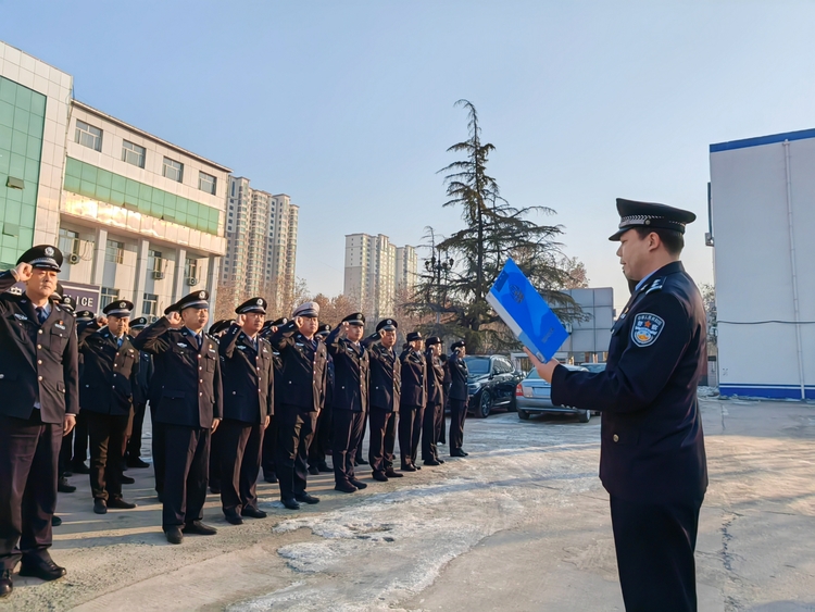 图片默认标题_fororder_1月10日，民警宣誓。 李青默摄