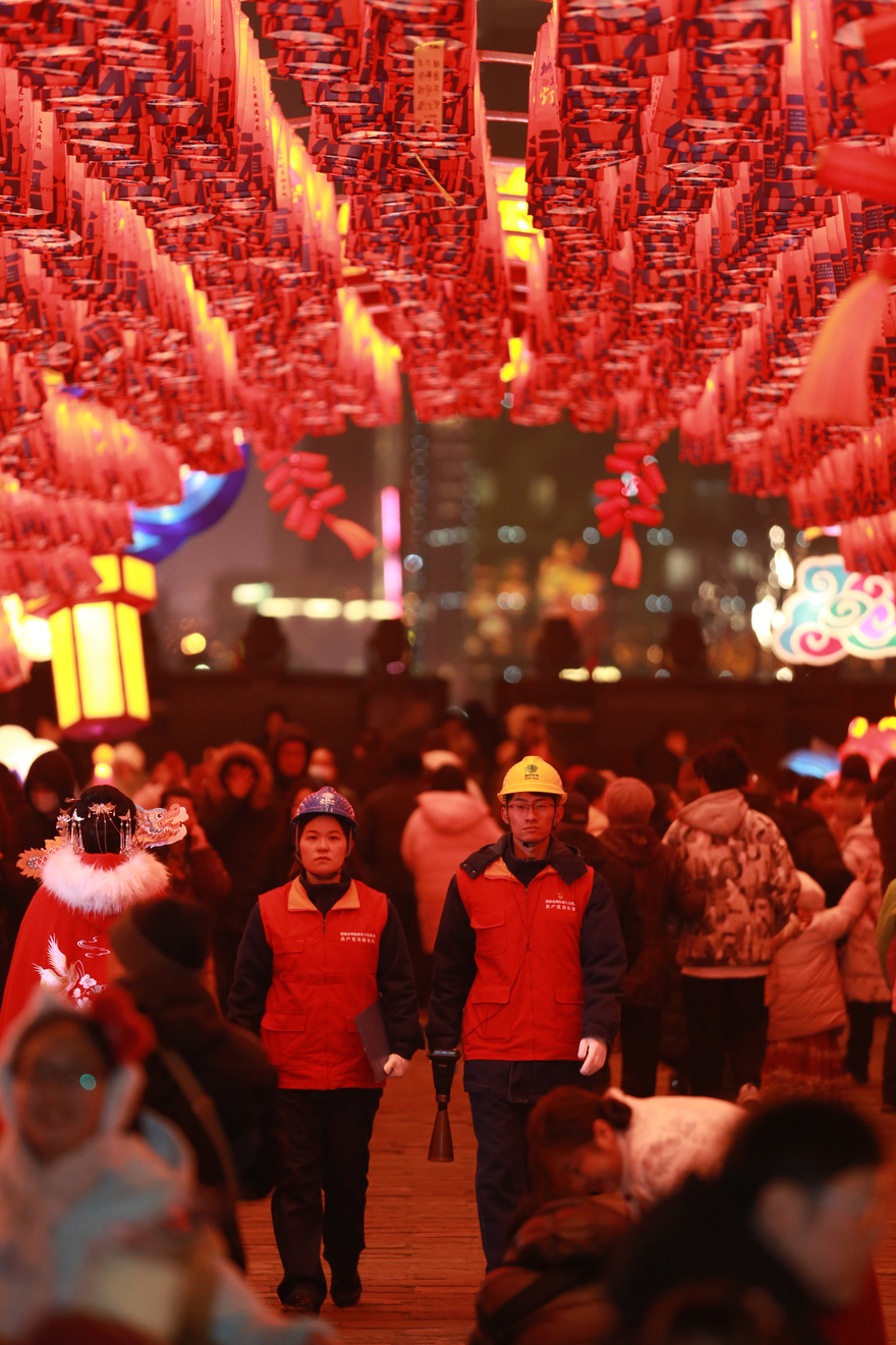 Lighting Up China's Happy New Year with Electricity_fororder_電力員工春節特巡