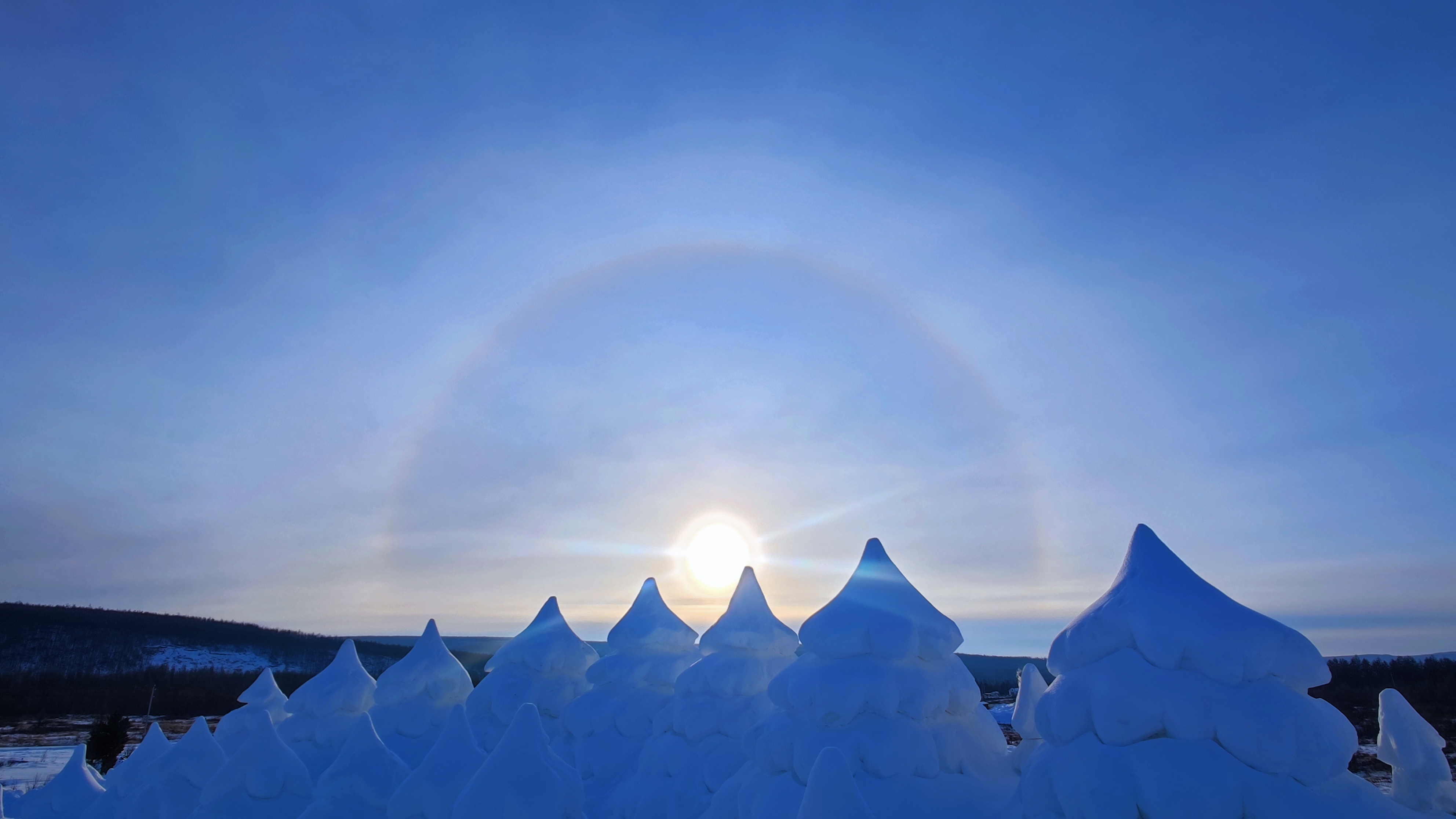 当“中国冷极村”遇到绝美日晕_fororder_一排排“雪松树”与日晕作伴