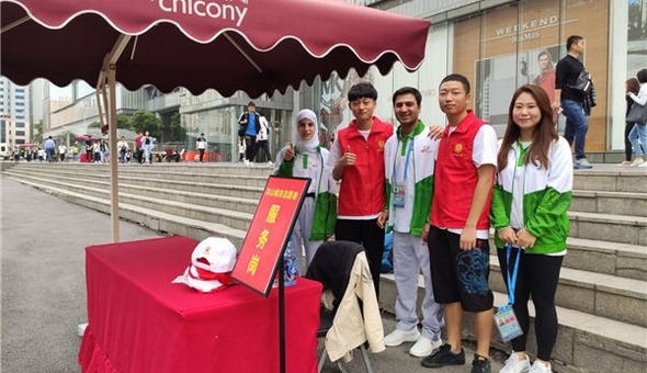 “大学之城”留学生走上街头参与军运会志愿服务