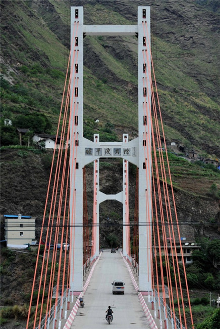 位於雲南祿勸縣與四川會理縣交界處金沙江上的皎平渡大橋(2011年略 