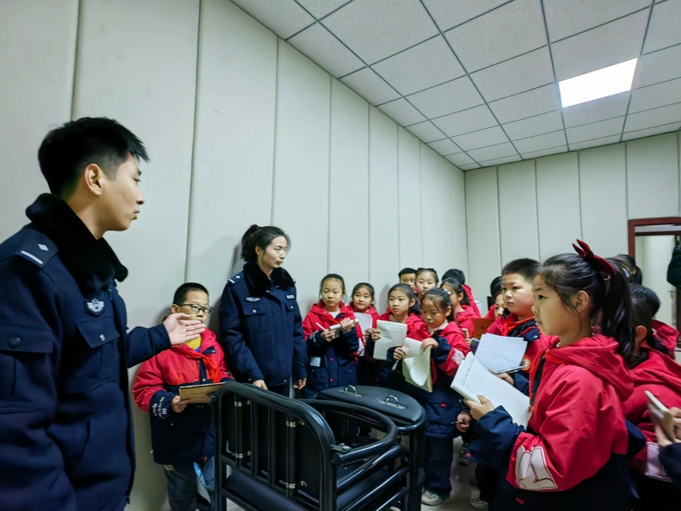 图片默认标题_fororder_1月10日，学生参观派出所审讯室。 李青默摄