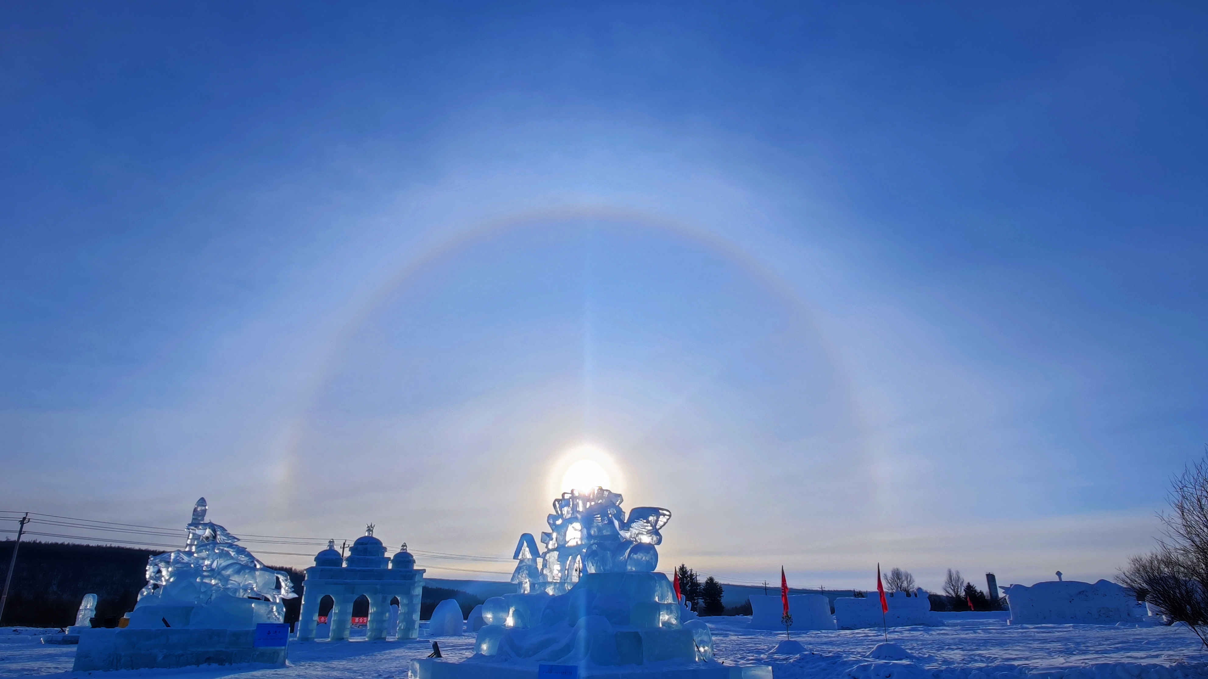 当“中国冷极村”遇到绝美日晕_fororder_日晕映在栩栩如生的冰雕上