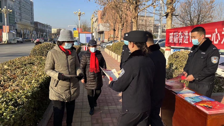 河北唐县：开展“砥砺奋进110，一心为民保安宁”110主题宣传活动_fororder_民警向群众发放宣传资料并详细介绍如何正确拨打110、多样化报警方式等知识