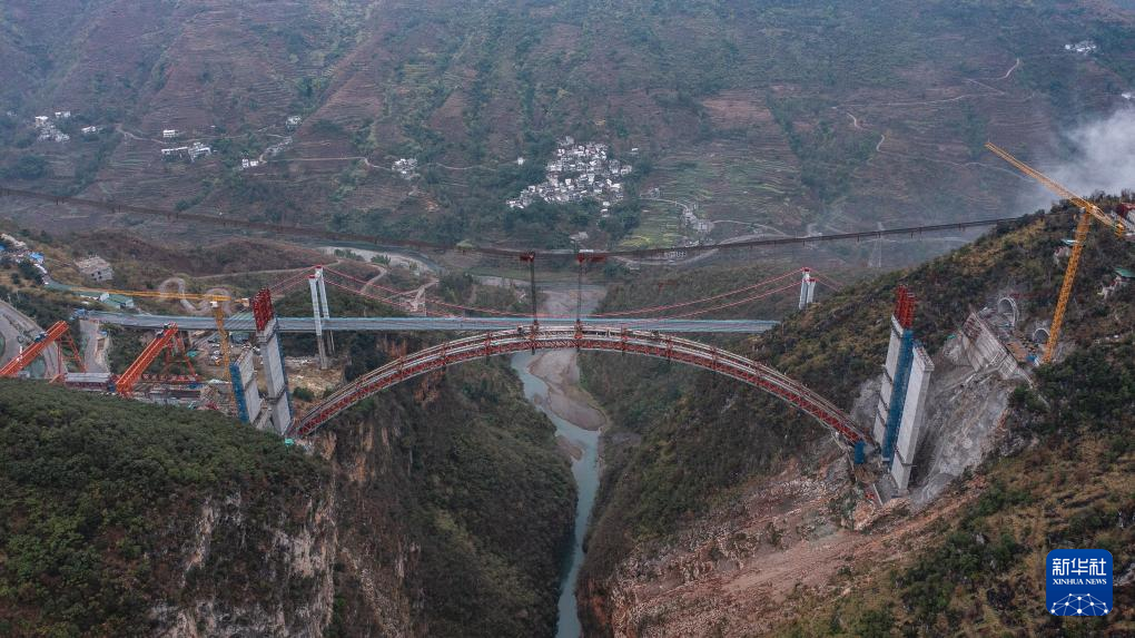 贵州纳晴高速乌蒙山大桥右幅顺利合龙