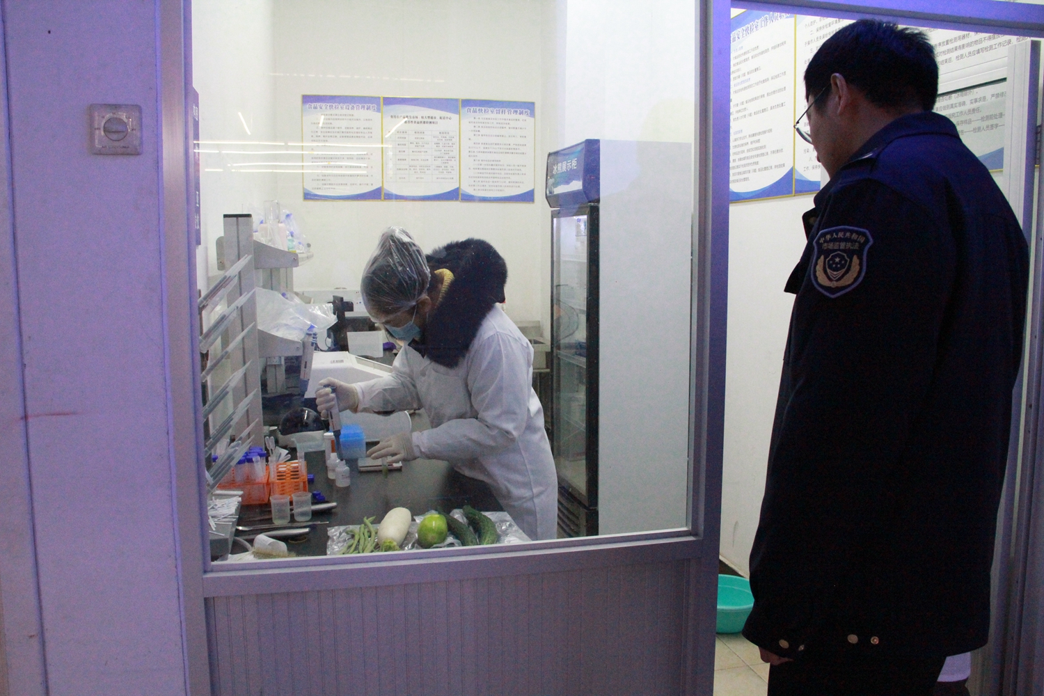 图片默认标题_fororder_满城区市场监管局工作人员会同第三方检测机构进行食品抽样检测 摄影 贾林静