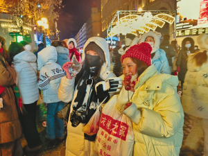 天南地北的游客跟“老铁”们唠唠嗑