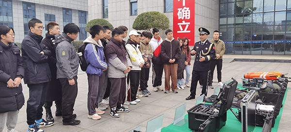 宜宾公安召开“向人民报告”新闻通气会_fororder_大学生代表零距离感受警营风采-摄影-高学兵