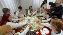 中美学生在青岛同包饺子 感受中国传统美食文化