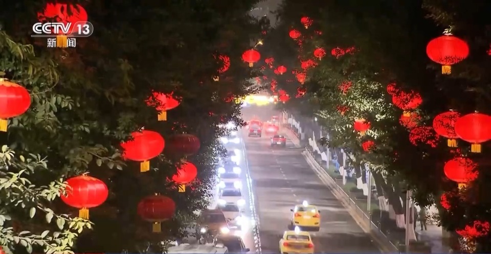 踏进腊月门，年味铺满集！各地家家户户采办年货点亮“过年氛围”