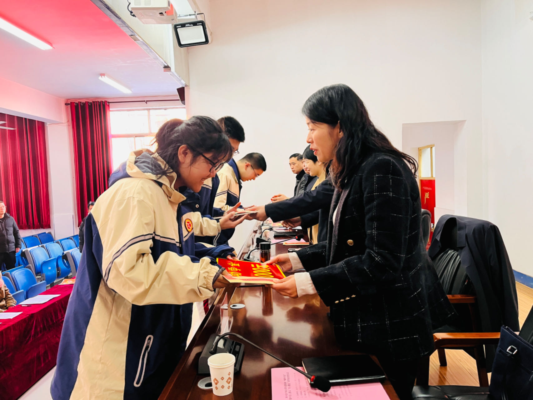 图片默认标题_fororder_图为学生们领取助学金。（徐梓钰 摄）