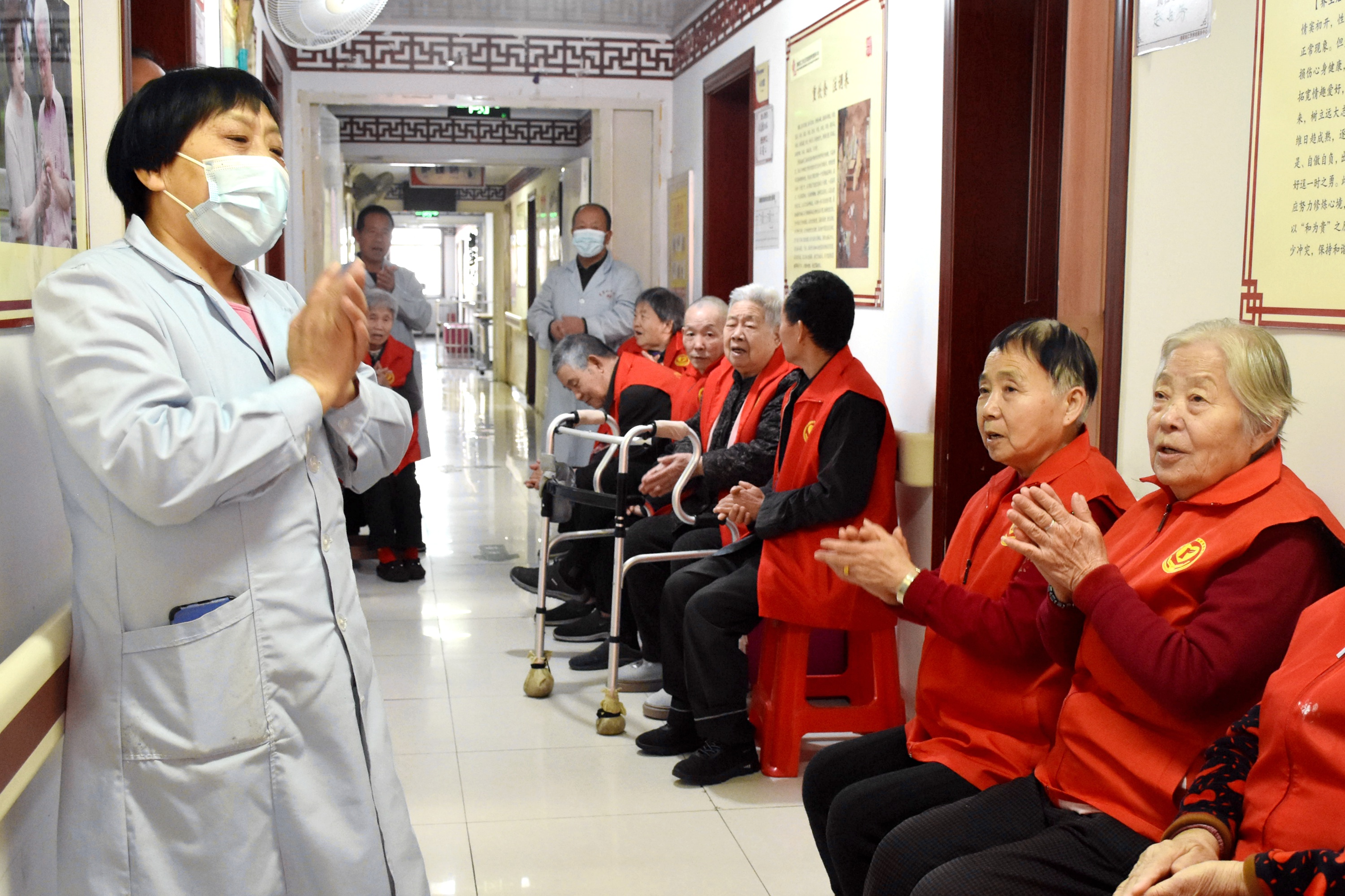图片默认标题_fororder_护理员带领老人唱红歌。 赵琪摄.JPG