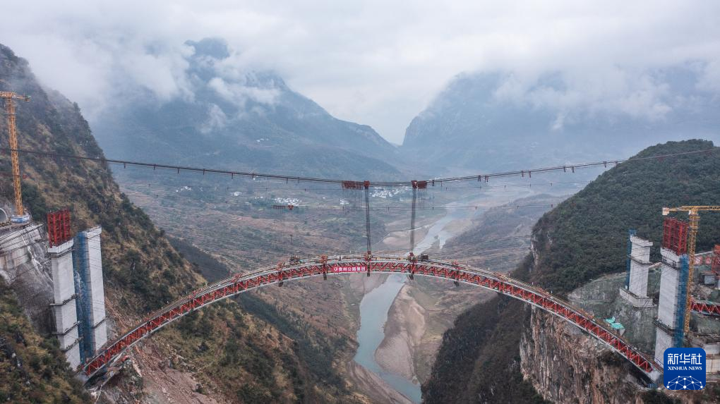 贵州纳晴高速乌蒙山大桥右幅顺利合龙