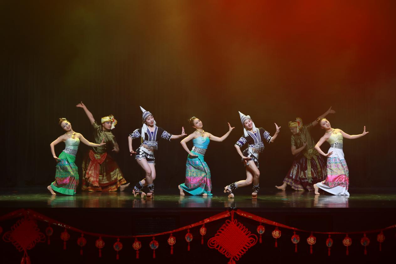 昆明传媒学院师生登上全英春晚舞台，向世界展示中国文化的魅力_fororder_3
