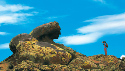 新疆阿勒泰玉什阿夏村：怪石、岩畫引客來