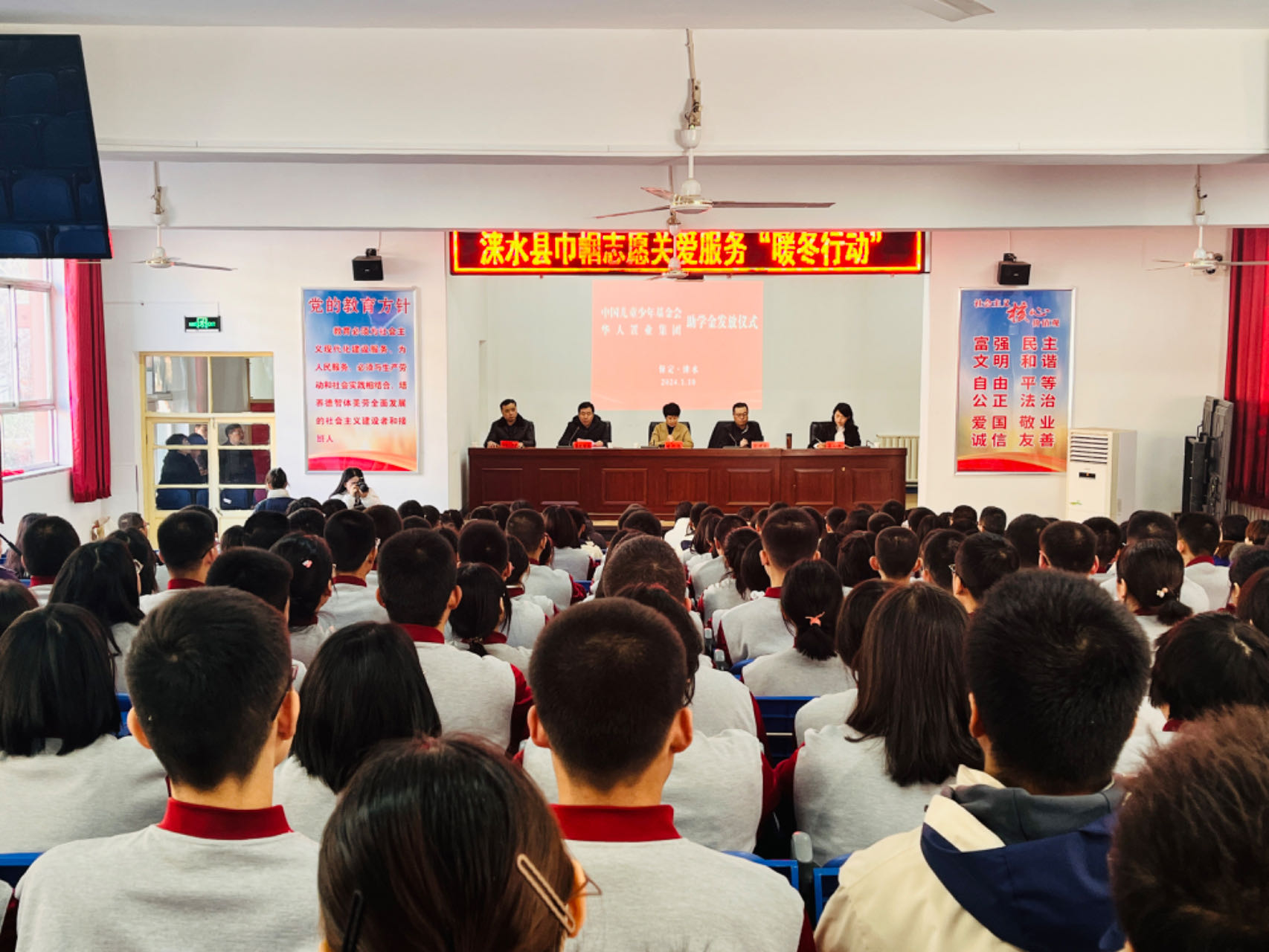 图片默认标题_fororder_图为涞水县巾帼志愿关爱服务“暖冬行动”现场。（徐梓钰 摄）