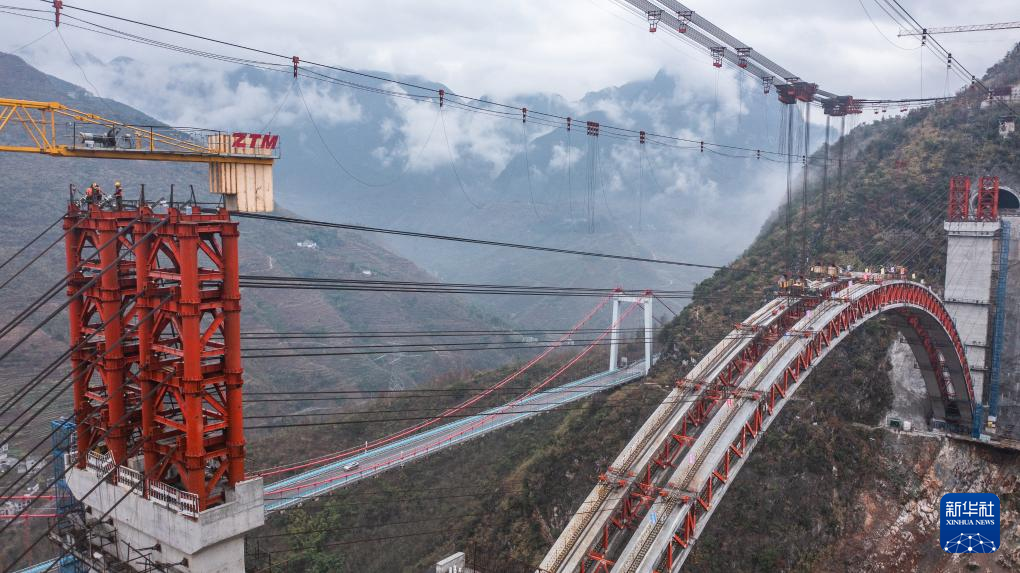 贵州纳晴高速乌蒙山大桥右幅顺利合龙