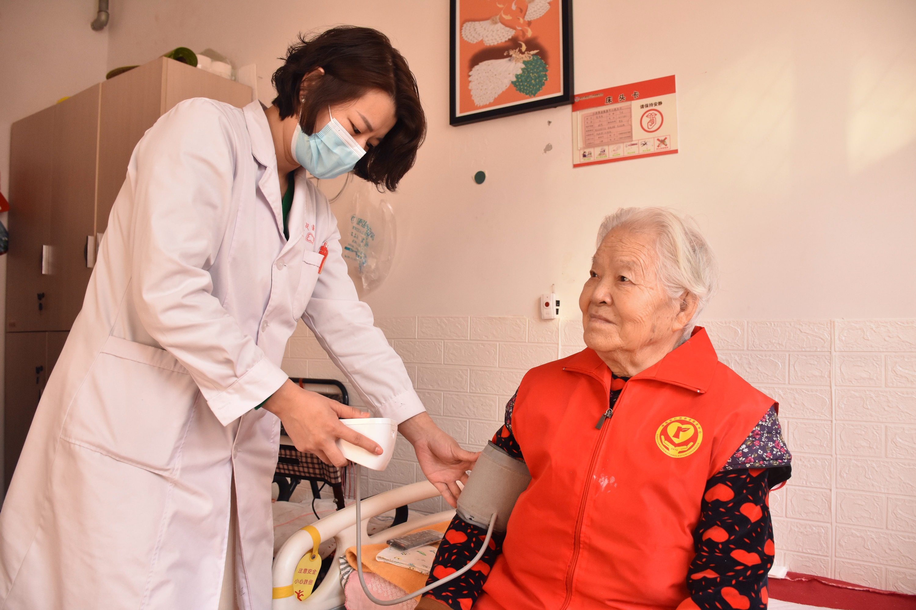 图片默认标题_fororder_护士为老人测量血压。 赵琪摄.JPG