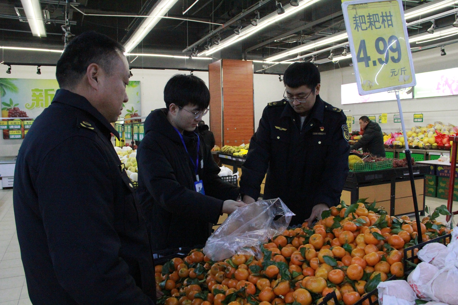 图片默认标题_fororder_市场监管局工作人员对水果进行抽样检测 摄影 刘鑫宇